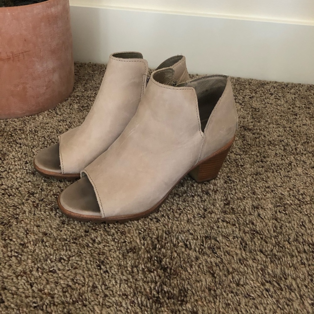 Sleek Nadia Peep toe booties